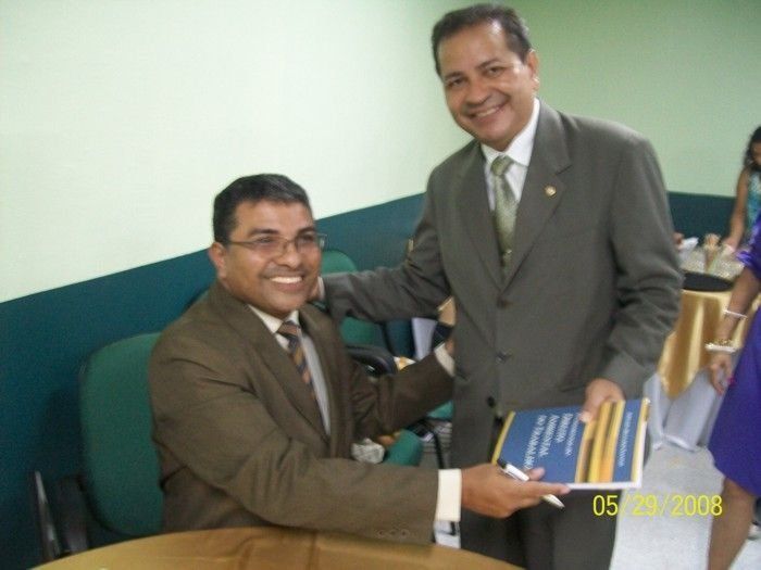 PGJ recebe livro do Dr. Adelson da Silva Santos