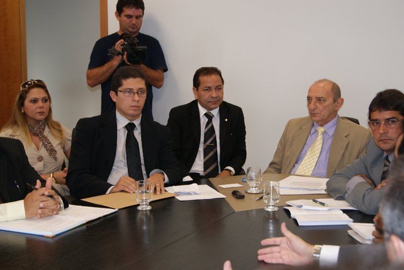 PGJ Otávio Gomes esteve presente neste 1º Fórum (de gravata listrada)