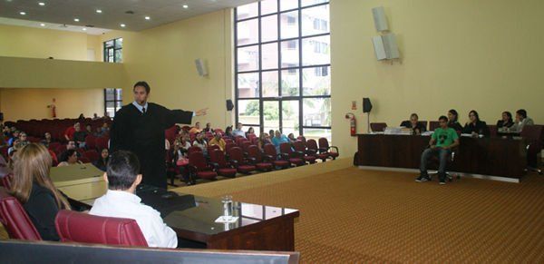 Acadêmico durante sessão do Júri Simulado